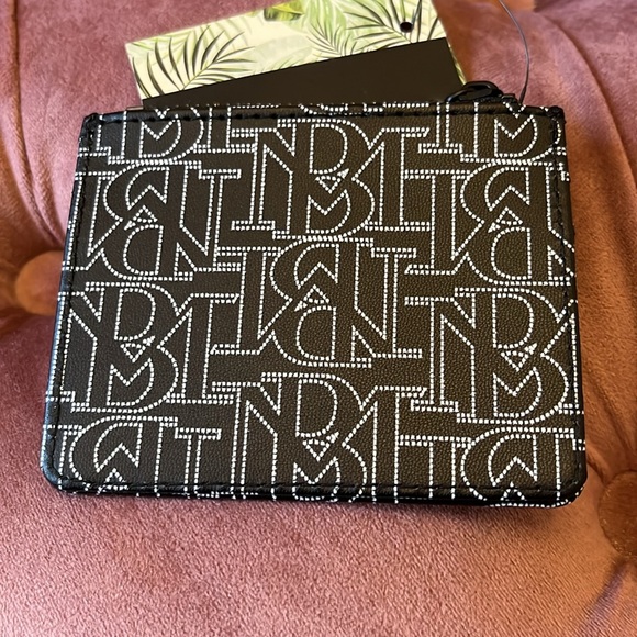 NWT Badgley Mischka Leather Mini Credit Card Holder Zip Top Black White - Picture 4 of 7